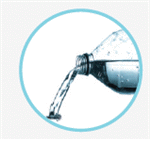 페트병에 물을 버리는 모습