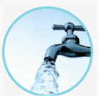 수도꼭지에서 물이 나오는 모습